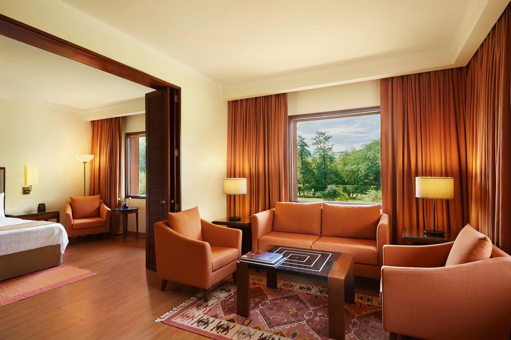 Trident Agra Hotel Agra  Eksteriør billede A suite at the Taj Bengal