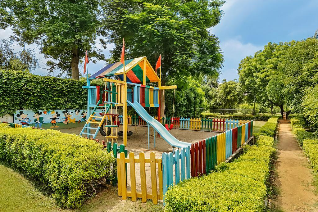 Trident Agra Hotel Agra  Eksteriør billede Playground at the park