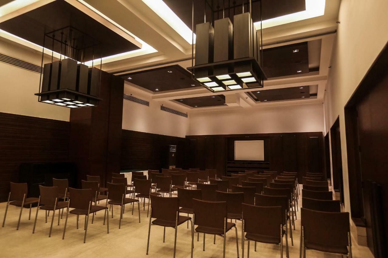 Trident Agra Hotel Agra  Eksteriør billede The interior of the main conference room