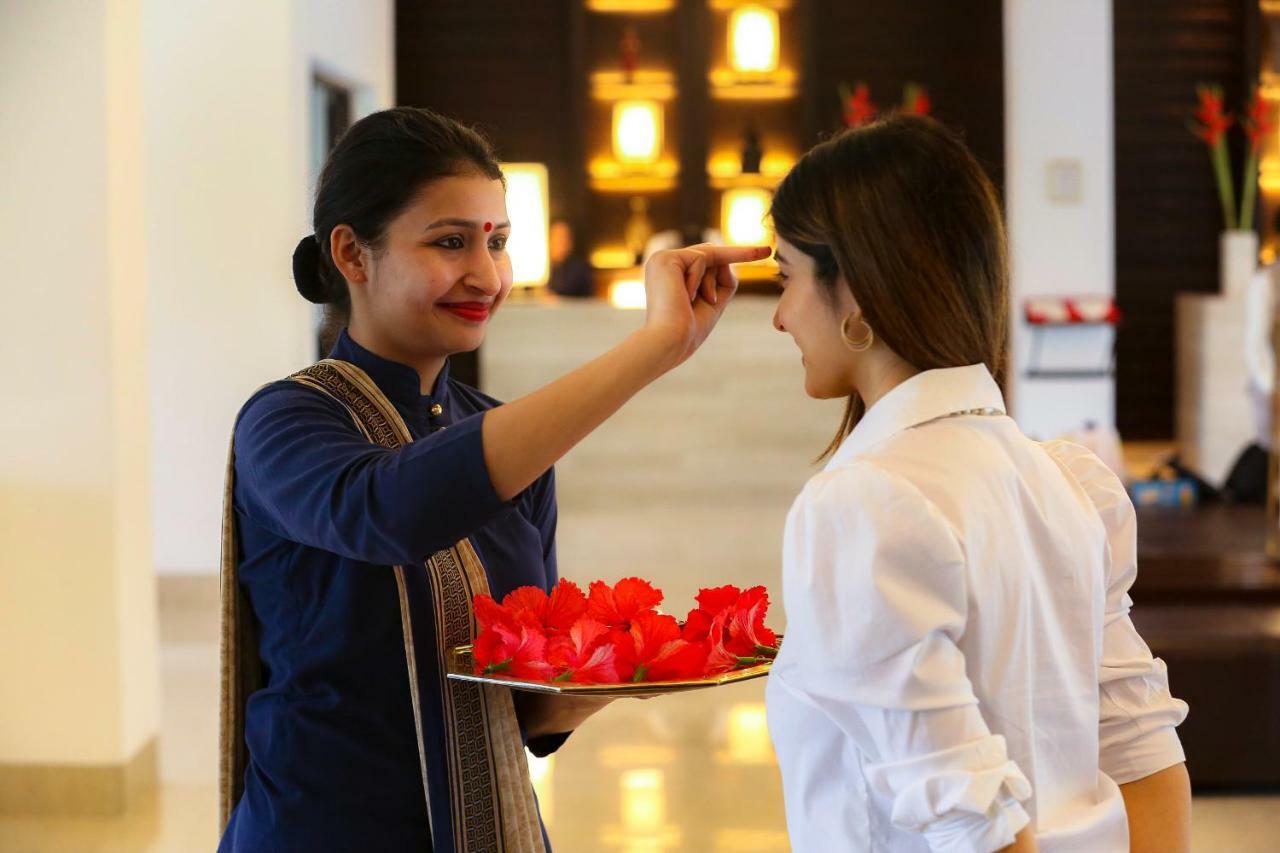 Trident Agra Hotel Agra  Eksteriør billede A hotel staff welcoming a guest