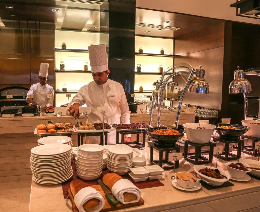 Trident Agra Hotel Agra  Eksteriør billede A buffet at a hotel
