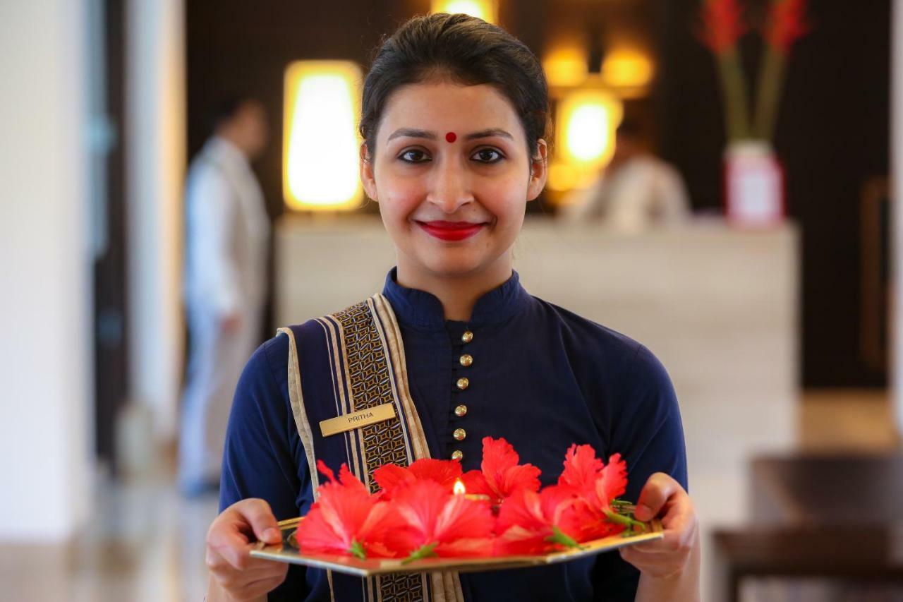 Trident Agra Hotel Agra  Eksteriør billede A hotel employee in India
