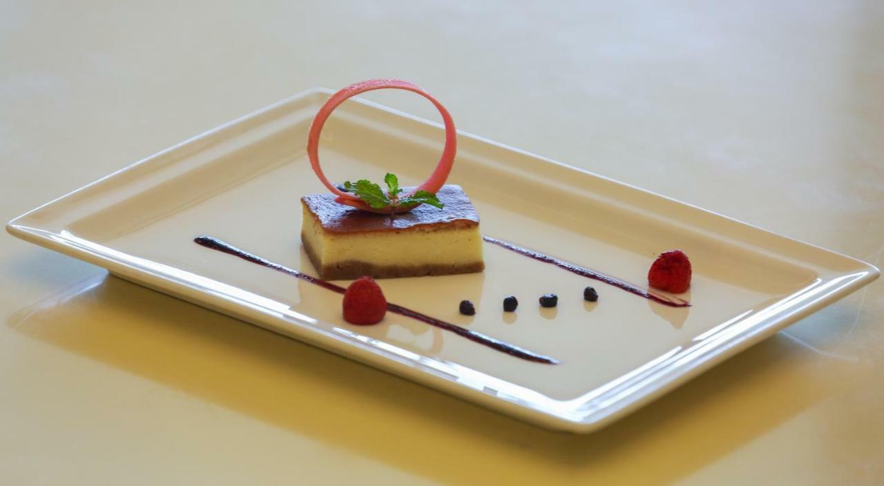 Trident Agra Hotel Agra  Eksteriør billede A cheesecake
