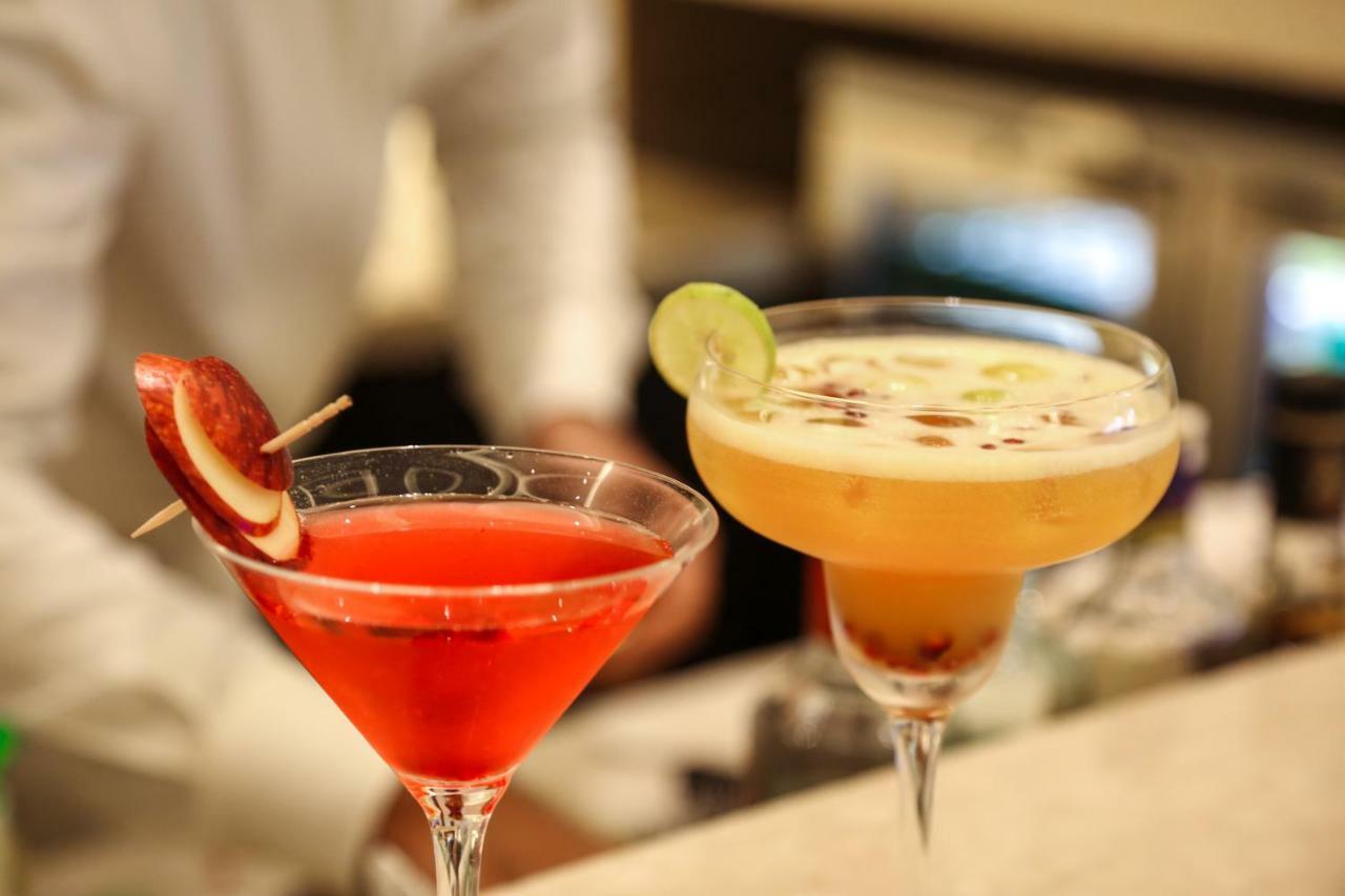Trident Agra Hotel Agra  Eksteriør billede A cosmopolitan (left) and a margarita (right)