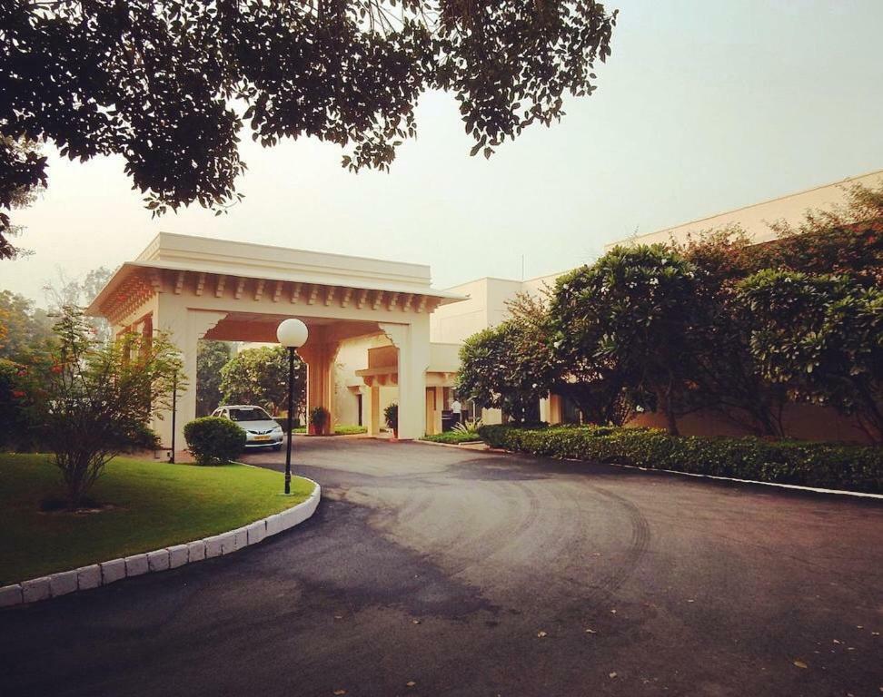 Trident Agra Hotel Agra  Eksteriør billede Entrance to the Taj Bengal