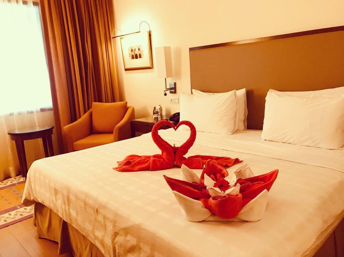 Trident Agra Hotel Agra  Eksteriør billede A bed with a heart-shaped towel