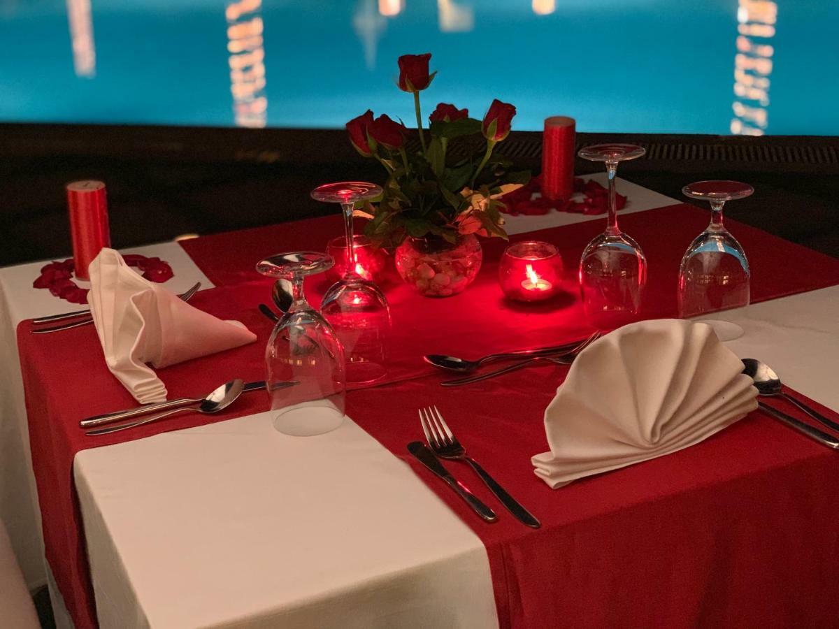 Trident Agra Hotel Agra  Eksteriør billede A table set for dinner