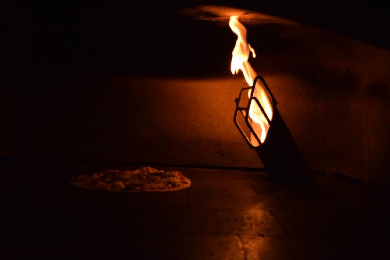 Trident Agra Hotel Agra  Eksteriør billede A pizza baking in a wood-fired oven