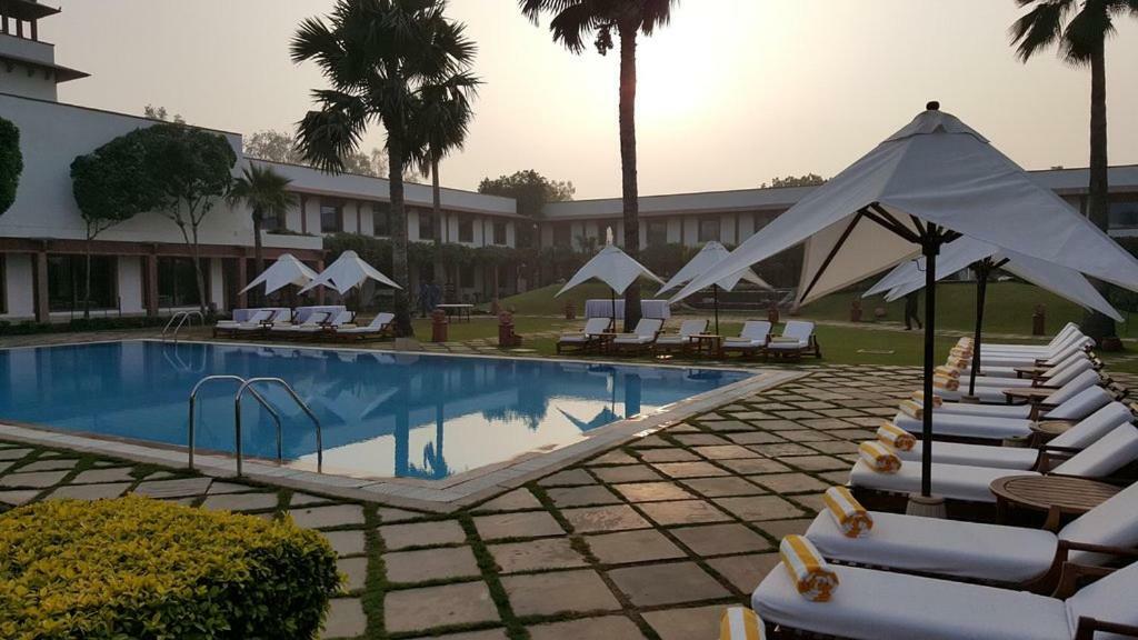 Trident Agra Hotel Agra  Eksteriør billede The pool at the Taj Bengal