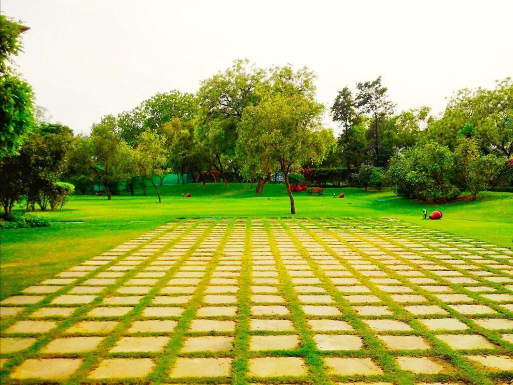 Trident Agra Hotel Agra  Eksteriør billede The park at the center of the campus