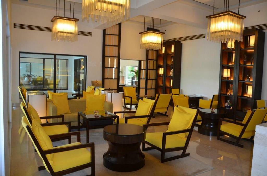 Trident Agra Hotel Agra  Eksteriør billede The lounge at the airport