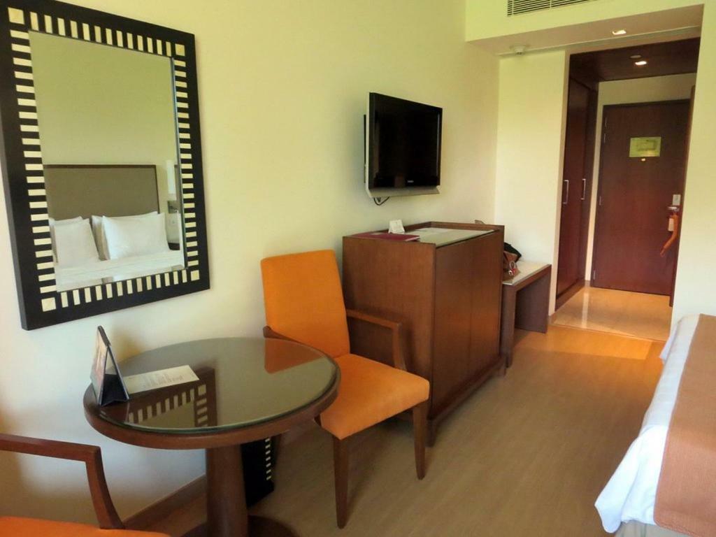Trident Agra Hotel Agra  Eksteriør billede A room at the hotel
