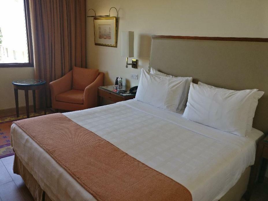 Trident Agra Hotel Agra  Eksteriør billede A bedroom at the hotel
